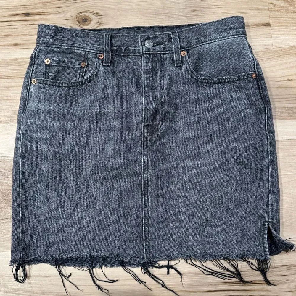 Levi’s High Rise Black Frayed Mini Skirt Women’s 29